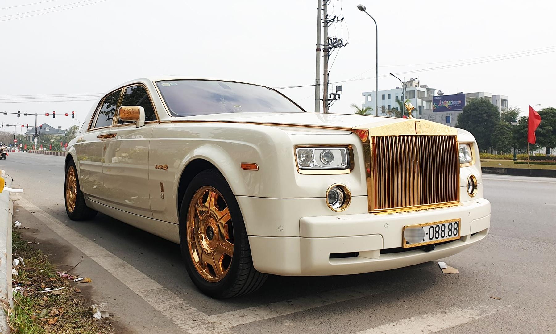 Rolls-Royce Phantom mạ vàng, biển cực vip xuất hiện ở Hải Dương