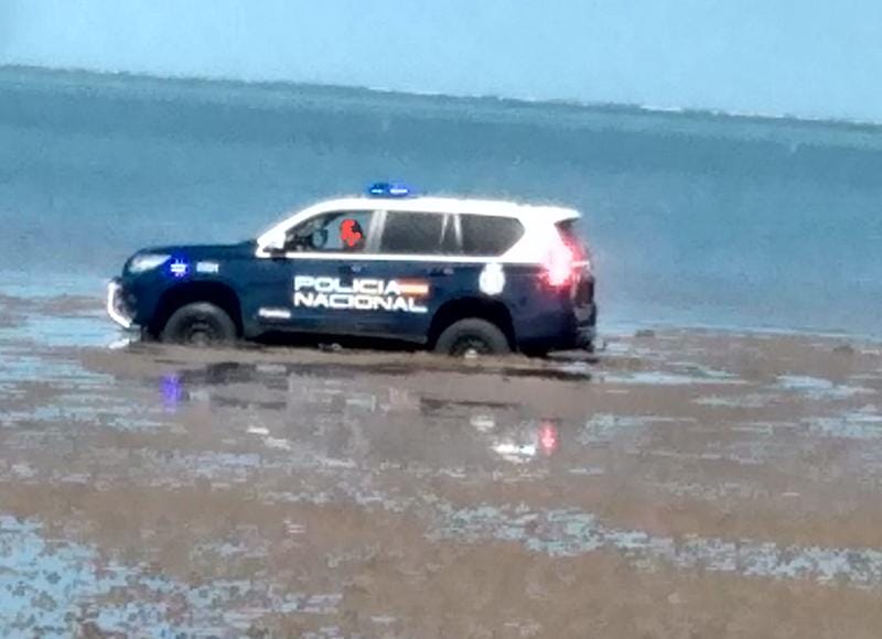 Feed24h | 'Xe chủ tịch' Toyota Land Cruiser mắc kẹt ở bãi biển, bị thuỷ  chiều nhấn chìm