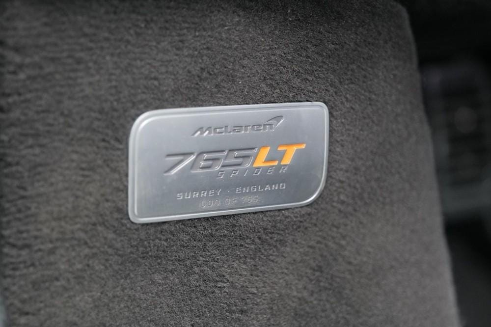 Mỗi xe McLaren 765LT Spider sản xuất sẽ có huy hiệu kèm số thứ tự cụ thể, xe trong bài là hàng trưng bày nên được đánh dấu 000/765