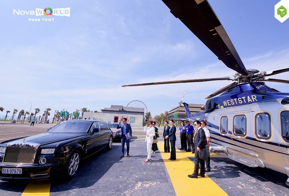 Trong 1 sự kiện đón khách VIP bay từ Tp.HCM đi Phan Thiết, 2 chiếc xe siêu sang là Rolls-Royce Phantom và Bentley Flying Spur đã được mang ra chở khách