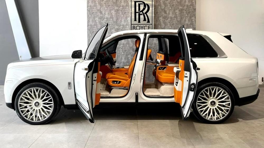 Mở cửa ngược quen thuộc của xe Rolls-Royce sẽ cho thấy chiếc Cullinan có nội thất rất ấn tượng