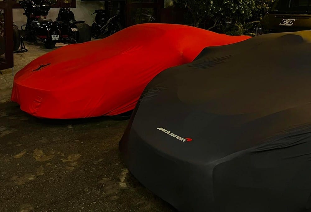 Tống Đông Khuê chia sẻ hình ảnh xe McLaren 720S độ N-Largo cùng một chiếc xe Ferrari bí ẩn