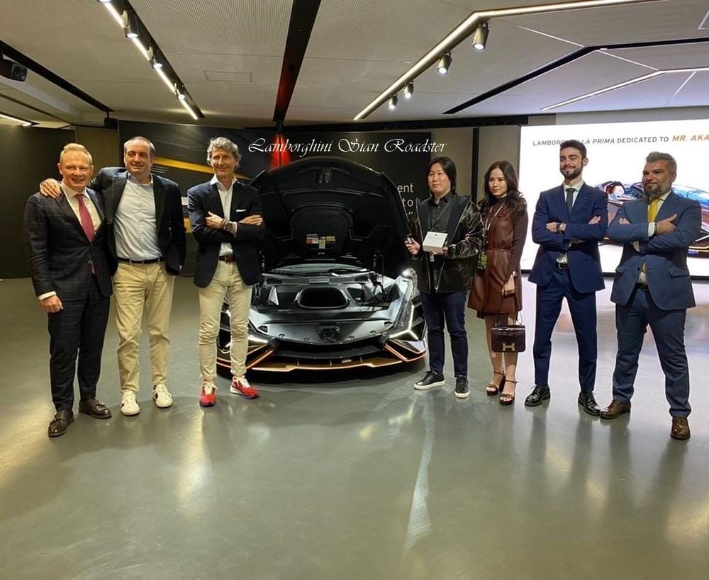 Tất cả quan chức cao cấp của Lamborghini đến chúc mừng vợ chồng doanh nhân Thái Lan nhận bàn giao xe Lamborghini Sian Roadster