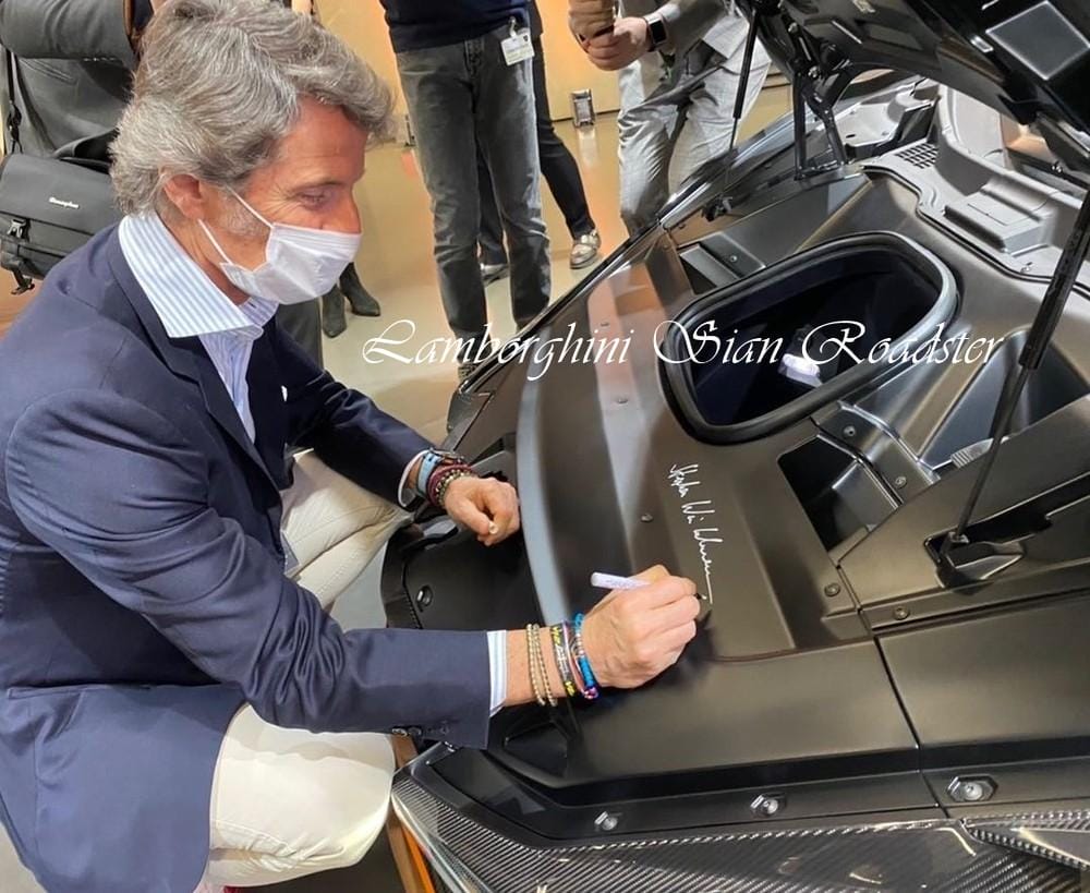  Stephan Winkelmann - CEO của Lamborghini ký tặng lên xe Lamborghini Sian Roadster của đại gia Thái Lan