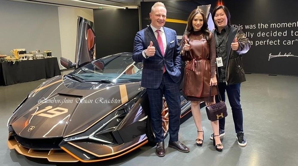 Vợ chồng doanh nhân Thái Lan cùng Lamborghini Sian Roadster