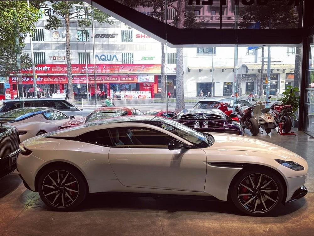 Aston Martin DB11 V8 màu trắng xuất hiện trong garage bán siêu xe tại Sài thành