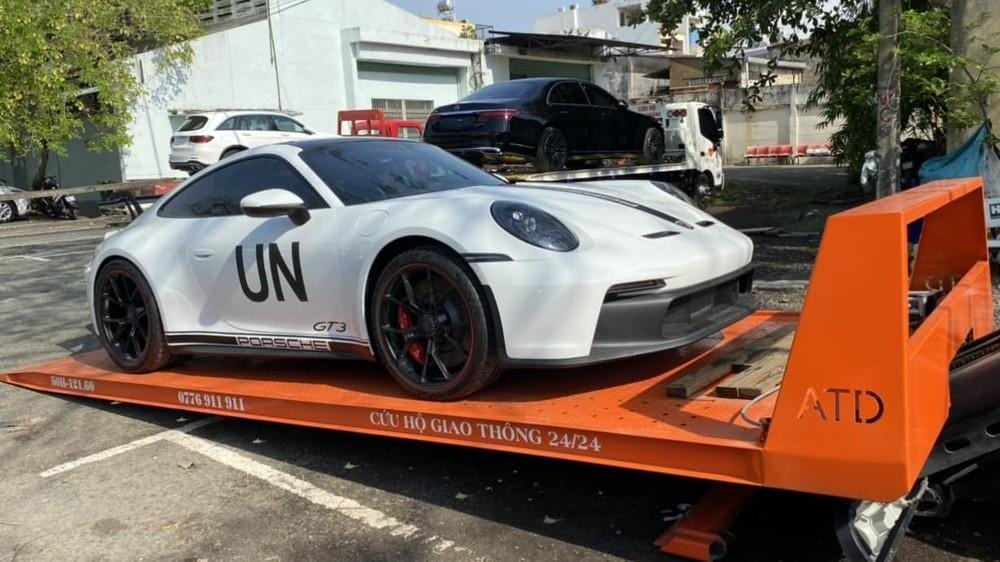 Chiếc xe Porsche 911 GT3 2022 của ông Đặng Lê Nguyên Vũ được trang bị thêm dòng chữ UN đặc trưng của ông nhưng chưa rõ mang ý nghĩa gì