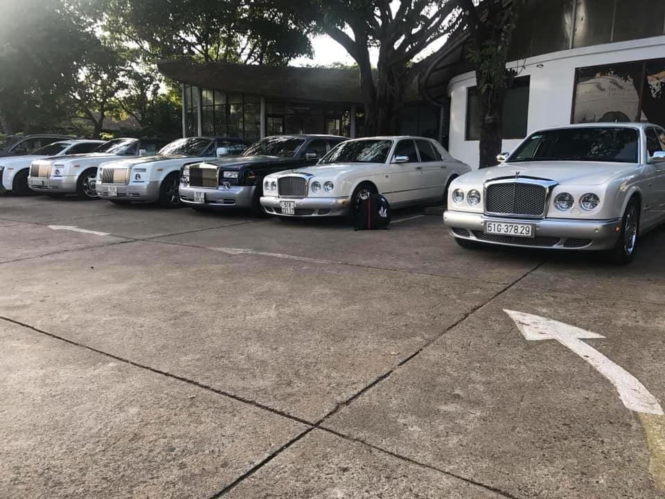 Một dàn xe siêu sang của ông Đặng Lê Nguyên Vũ xuất hiện tại Buôn Ma Thuột và ta thấy có 4 xe Rolls-Royce xuất hiện, 3 trong số đó thuộc phiên bản Phantom và xe trắng-đen là Ghost