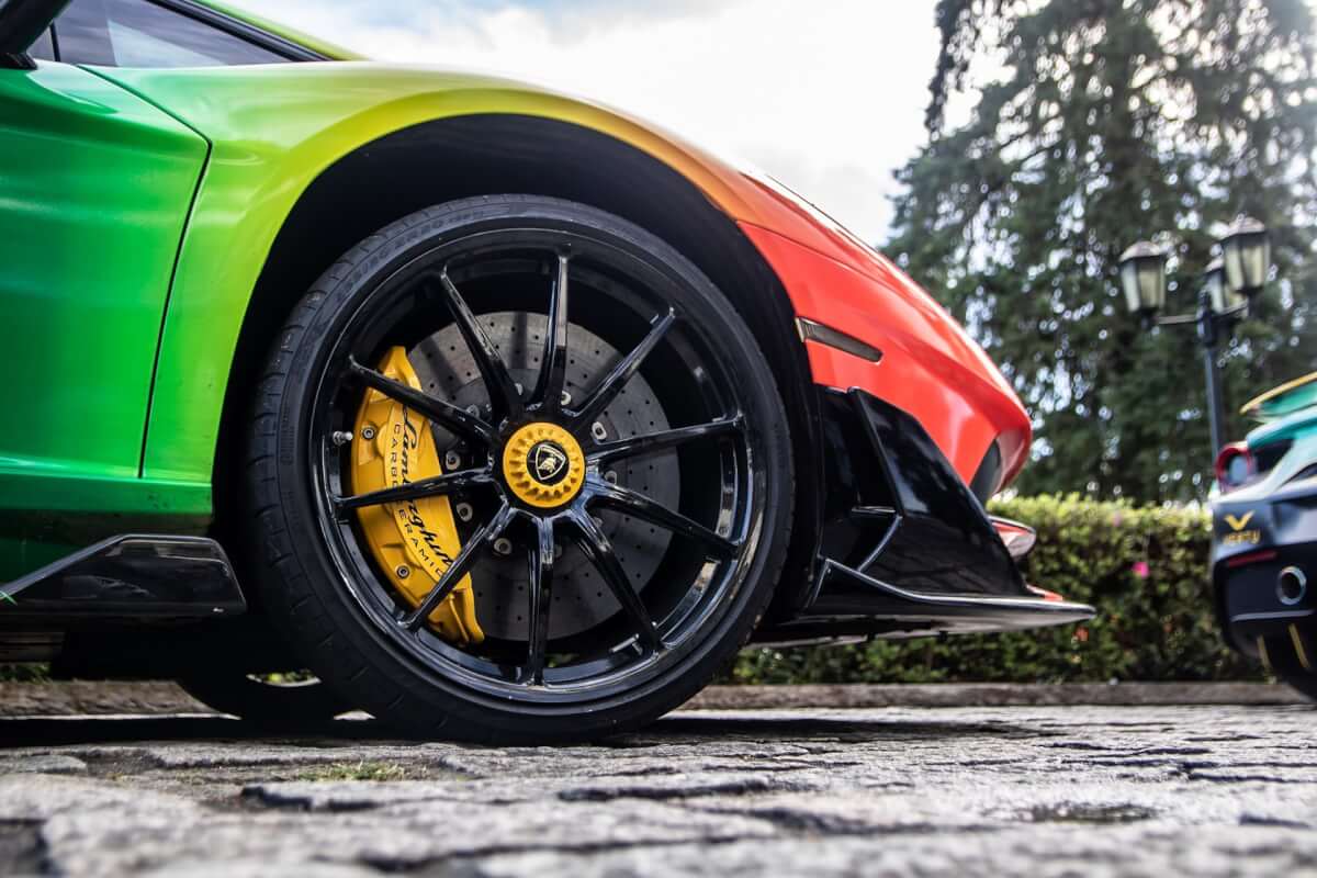 Cận cảnh Lamborghini Aventador SVJ bảy sắc cầu vồng tại TP.HCM
