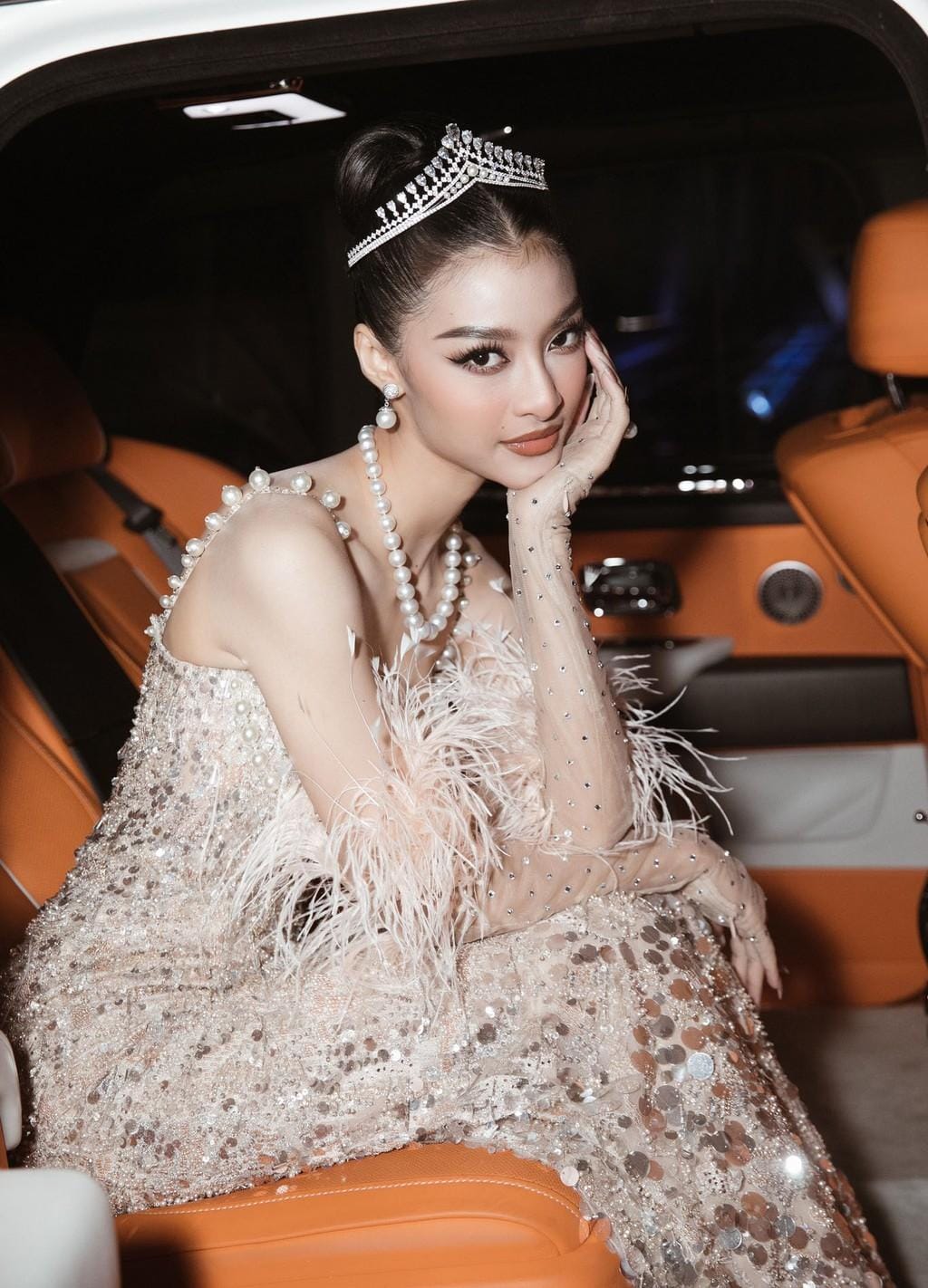Dàn Hoa hậu, Á hậu rạng ngời khoe sắc bên những siêu xe đình đám tại Miss World Vietnam 2022 ảnh 15