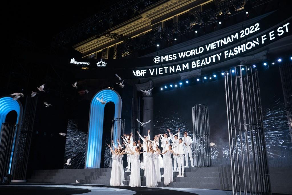 Dàn Hoa hậu, Á hậu rạng ngời khoe sắc bên những siêu xe đình đám tại Miss World Vietnam 2022 ảnh 16