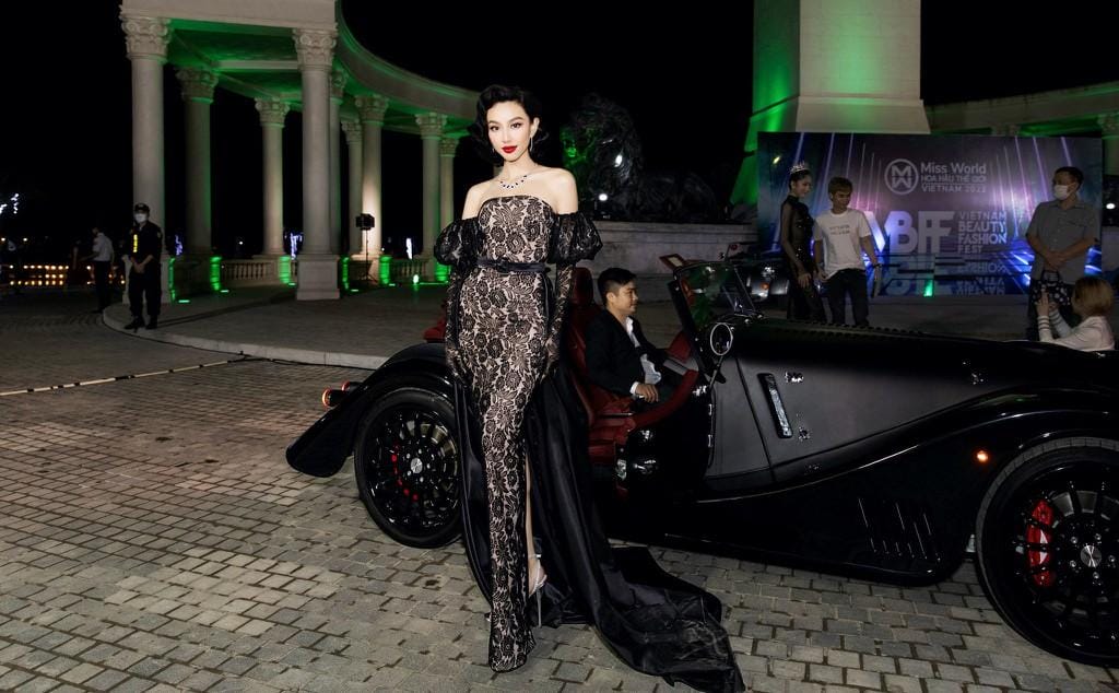 Dàn Hoa hậu, Á hậu rạng ngời khoe sắc bên những siêu xe đình đám tại Miss World Vietnam 2022 ảnh 4