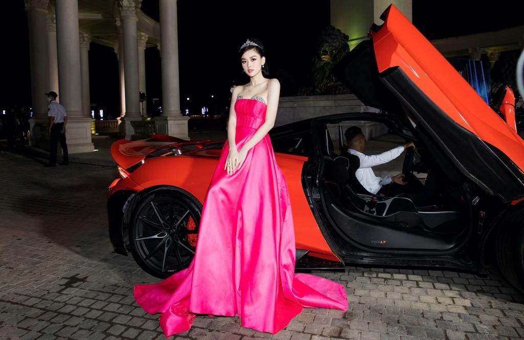 Dàn Hoa hậu, Á hậu rạng ngời khoe sắc bên những siêu xe đình đám tại Miss World Vietnam 2022 ảnh 8