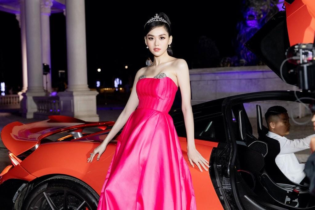 Dàn Hoa hậu, Á hậu rạng ngời khoe sắc bên những siêu xe đình đám tại Miss World Vietnam 2022 ảnh 9