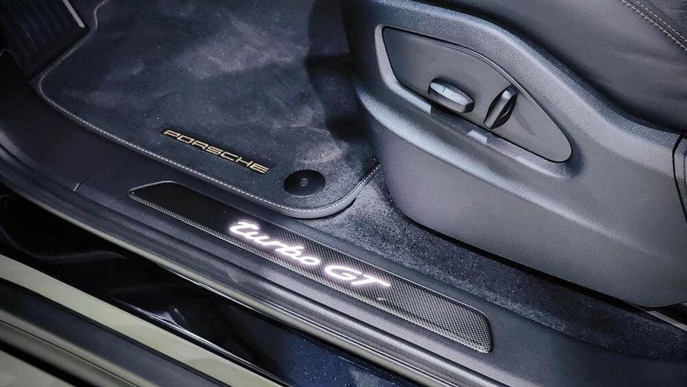Bậc cửa xe có logo Turbo GT phát sáng trên mặt ốp carbon