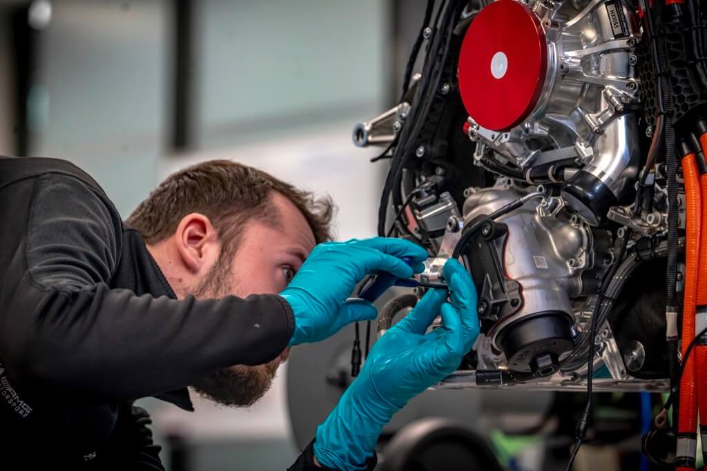 Đột nhập dây chuyền sản xuất Mercedes-AMG One: Khách VIP đã “xuống tiền” hàng triệu đô yên tâm ngồi đợi lấy xe ảnh 9