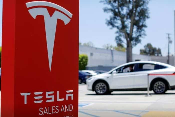 Tesla giảm giá để kích cầu mua sắm. (Ảnh: Reuters)