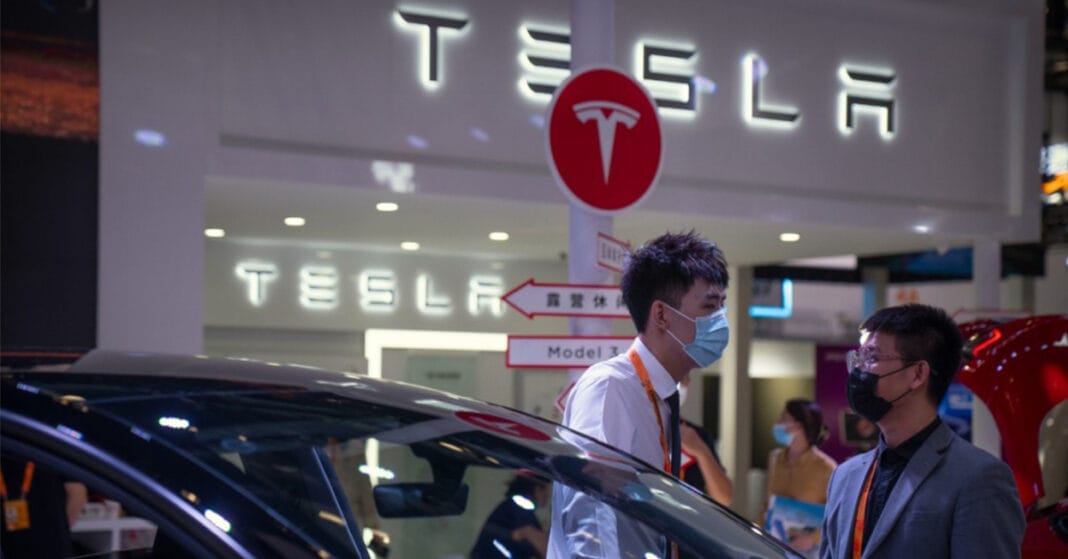 Trung Quốc: Hàng trăm người biểu tình tại các cửa hàng Tesla vì vừa mua xe song thì hãng giảm giá