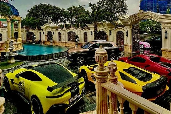 Trước khi nhận bàn giao Koenigsegg Regera ngay tại nhà riêng của mình ở quận 12, Hoàng Kim Khánh từng nhiều lần úp mở việc mua xe, xe về Campuchia trong nửa năm.