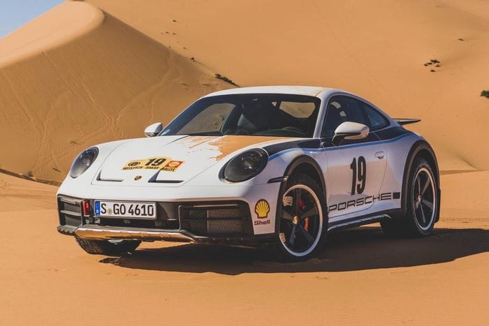  Không có sự thay đổi về hiệu suất vận hành giữa 4 phiên bản đặc biệt. Porsche 911 Dakar được trang bị động cơ 6 xy-lanh 3.0L, công suất 480 mã lực và mô-men xoắn 570 Nm. 
