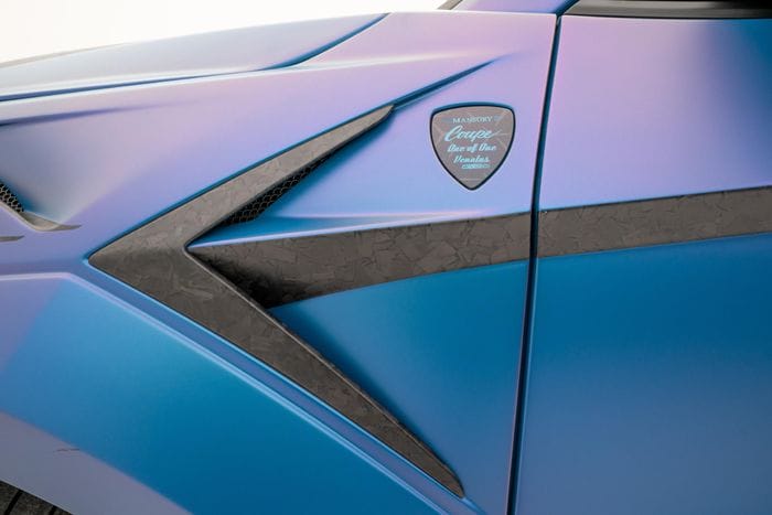  Hốc gió sau bánh trước được ốp chất liệu sợi carbon đúc, đặt kế huy hiệu "Mansory Coupe One of One Venatus EVO C". 