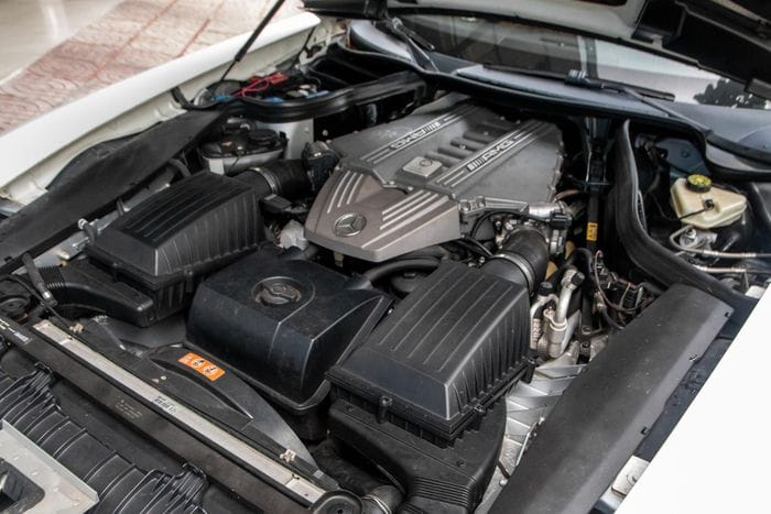  Mercedes-AMG SLS sử dụng động cơ V8, dung tích 6.2L hút khí tự nhiên, sản sinh công suất 591 mã lực và 650 Nm mô-men xoắn. Động cơ được lắp ráp bởi bộ phận AMG và áp dụng quy tắc "One Man - One Engine" (Một kỹ sư - Một động cơ), vốn là triết lý xuyên suốt hơn nửa thế kỷ qua của bộ phận này. Chữ ký của người lắp ráp động cơ xuất hiện trên một tấm bảng nhỏ. 