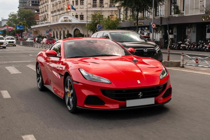  Tiếp theo là thương hiệu Ferrari với 4 mẫu xe, bao gồm 488 GTB, SF90 Stradale, 458 Spider và Portofino M. 
