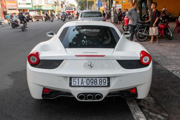  Ngoại thất xe sở hữu màu sơn trắng Bianco Avus, vốn không xuất hiện trên bất kì chiếc 458 Italia nào tại Việt Nam. Màu sơn này cũng xuất hiện trên hai chiếc 458 Spider. 