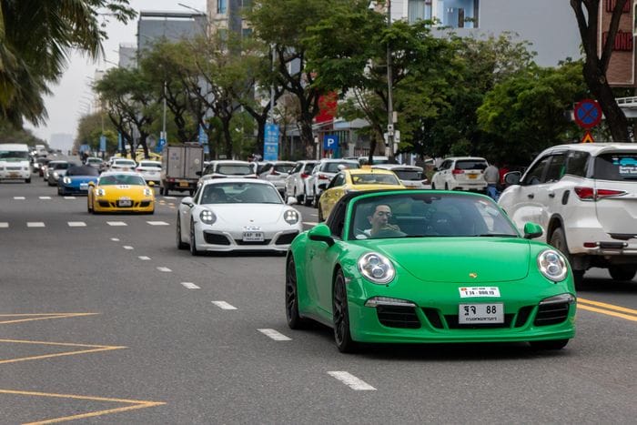  Hơn 20 chiếc xe thể thao Porsche với nhiều mẫu mã đã xuất hiện tại TP Đà Nẵng, điểm đến cuối cùng trong khuôn khổ hành trình Thái Lan - Lào - Việt Nam của hội Renndrive. 