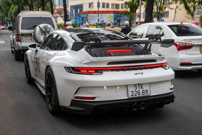  Ra mắt vào tháng 2 năm ngoái, Porsche 911 GT3 đời 2022 được trang bị nhiều công nghệ đã xuất hiện trên các mẫu xe đua thuộc phân khúc GT3 của Porsche, tương tự với các thế hệ trước. Ngoại thất xe cũng được nâng cấp để tăng tính khí động học cũng như khả năng làm mát. 
