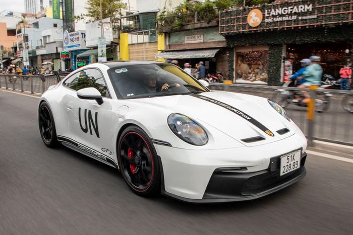  Sáng 7/1, ông Đặng Lê Nguyên Vũ cầm lái chiếc Porsche 911 GT3 thế hệ mới, đời 2022, tên mã 992 đến một tuyến phố trung tâm TP.HCM. Đây là chiếc 911 GT3 đầu tiên thuộc thế hệ này được đưa về Việt Nam. 