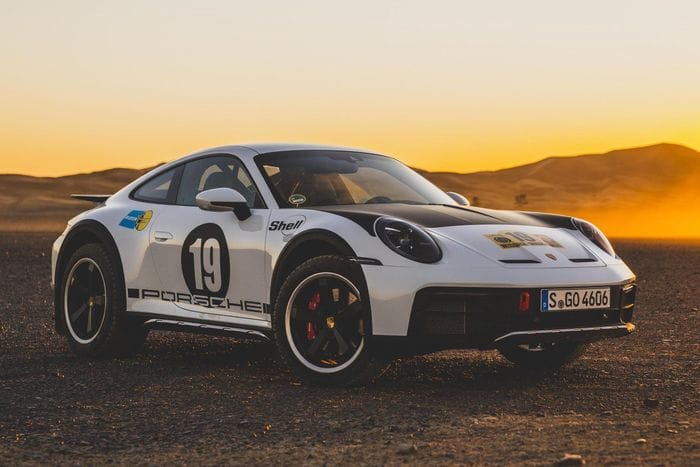  Porsche 911 Dakar có mức giá khởi điểm khoảng 230.000 USD và chỉ sản xuất giới hạn 2.500 chiếc toàn thế giới. Tại Việt Nam, xe được bán với giá khởi điểm 15,29 tỷ đồng. 
