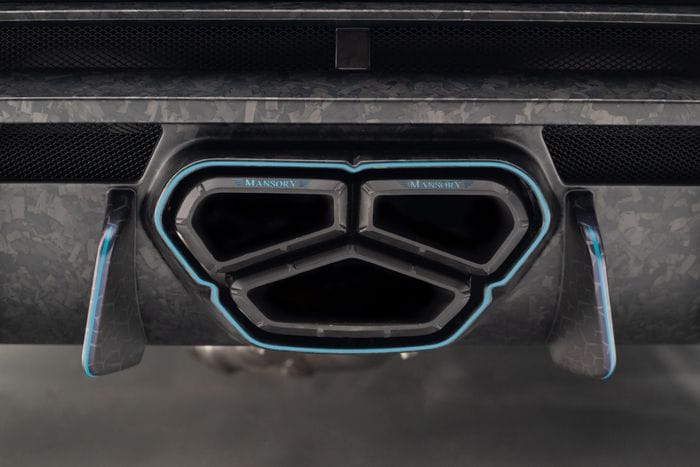  Hệ thống ống xả hiệu suất cao với 3 cửa xả được bố trí tại trung tâm khuếch tán gió cản sau, được lấy cảm hứng với mẫu siêu xe Lamborghini Aventador S. 