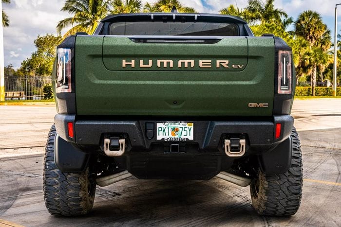  Trên phiên bản cao cấp nhất, Hummer EV được trang bị 3 động cơ điện với tổng công suất lên đến 1.014 mã lực và quãng đường di chuyển tối đa 563 km cho một chu kỳ sạc 