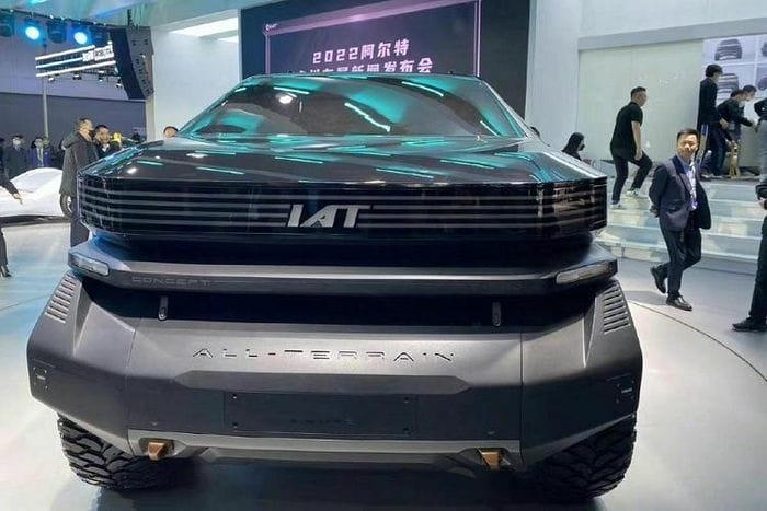Cuộc đua xe điện đang nóng hơn bao giờ hết khi nhiều hãng vốn trung thành động cơ đốt trong cũng đã bắt đầu dần cho việc điện khí hóa dàn xe của mình và chiếc IAT T-Mad của Trung Quốc là một ví dụ điển hình.