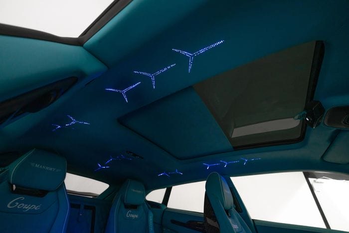  Hãng độ còn bổ sung đèn trang trí nội thất tại trần xe. 