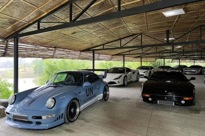 Thú vị hơn so với chiếc đầu tiên mang màu bạc, xe thứ 2 màu đen và phong cách chơi xe của Qua Vũ sẽ cho sơn lại chiếc thứ 3 màu trắng hoặc xanh rêu nhưng không, chiếc xe thể thao Porsche 930 Turbo độ RUF được sơn màu xanh ngọc rất nổi bật, 1 trường hợp khá ngoại lệ.