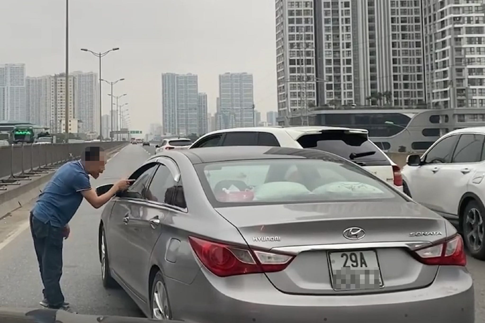 Clip: Tài xế ô tô Porsche chặn đầu, nhổ nước bọt vào xe khác ở Hà Nội