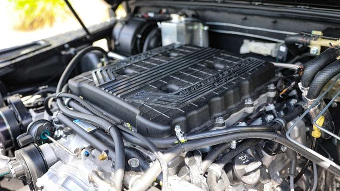 Land Rover Defender được trang bị động cơ V8 tăng áp GM Performance LT4 cung cấp công suất 650 mã lực giúp mẫu xe hầm hố có khả năng tăng tốc 0-100 km/h trong khoảng 5 giây. Đủ để chiếc xe SUV tự tin vượt qua các đỉnh núi phủ tuyết hoặc phong cảnh sa mạc trải dài. 