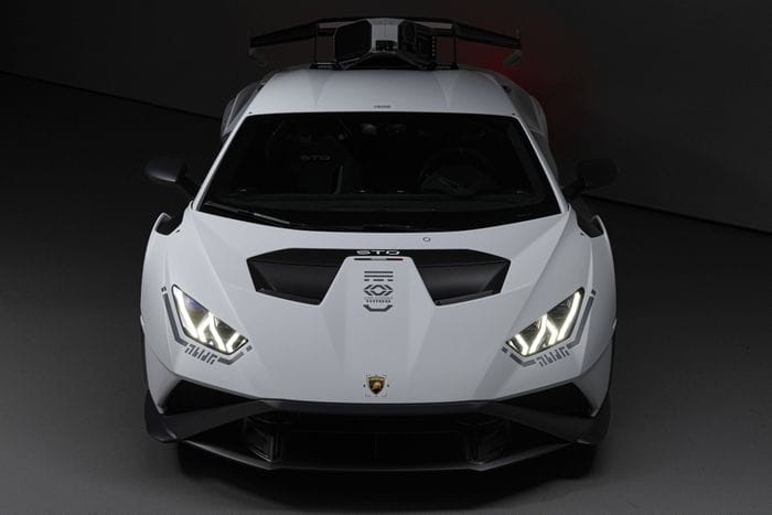  Lamborghini Huracán STO là biến thể được thiết kế hướng đến khả năng vận hành trên đường đua. Ký tự STO là viết tắt của cụm từ Super Trofeo Omologato, thể hiện đây là mẫu xe thương mại kế thừa các công nghệ của dòng xe đua Huracán Super Trofeo. 