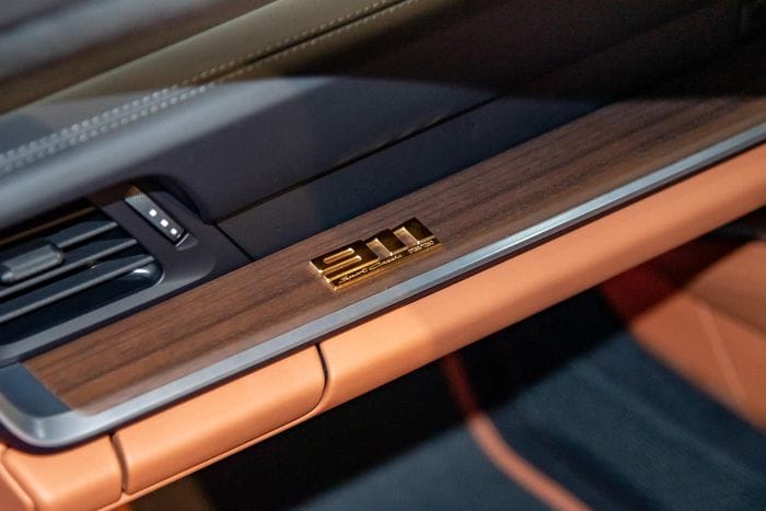  Nội thất được ốp chất liệu gỗ cao cấp với bề mặt sần. Logo 911 Sport Classic, số thứ tự của chiếc xe… đều được mạ vàng sang trọng. 