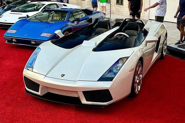  Trên thực tế, Lamborghini đã sản xuất 2 chiếc Concept S: 1 mô hình có kính chắn gió cao không trang bị động cơ đang được trưng bày tại bảo tàng Lamborghini, 1 chiếc có kính chắn gió thấp được bán cho một nhà sưu tập may mắn vào năm 2005. 