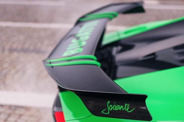  Cánh gió cố định kích thước lớn của Chiron Pur Sport thứ 60 được trang trí bởi ký tự "Soixante". Dòng chữ "Bugatti" cỡ lớn cũng được sơn với màu xanh Viper Green. 