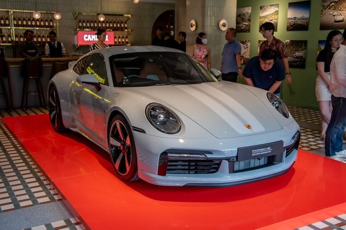  Được giới thiệu vào tháng 4/2022, Porsche 911 Sport Classic là mẫu xe thứ 2 thuộc dải sản phẩm Heritage Design, sau chiếc 911 Targa 4S Heritage Design Edition 2020. 