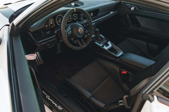  Với trang bị Weissach Package tiêu chuẩn, chiếc 911 GT3 RS nhận được nhiều chi tiết nâng cấp chế tác từ sợi carbon từ ngoại thất cho đến nội thất. 
