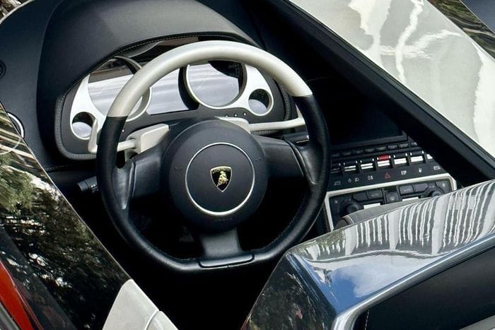  Nội thất của Concept S vẫn chia sẻ với Lamborghini Gallardo. Vô lăng, lẫy chuyển số, ốp nội thất, đường chỉ may tựa lưng ghế... có màu trắng đồng nhất với ngoại thất. 