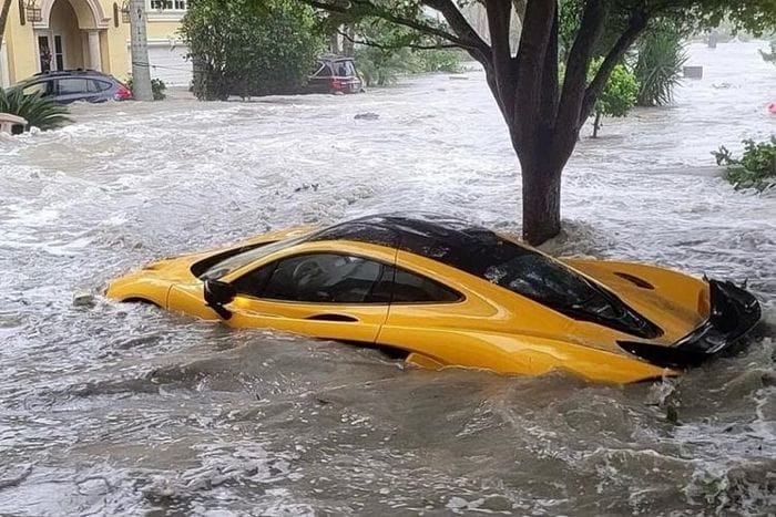 Cơn bão Ian ở Florida xảy ra vào năm ngoái đã gây thiệt hại rất nhiều về người cũng như nhà cửa, trong số này có hàng trăm chiếc xe ôtô bị nước lũ nhấn chìm và nổi tiếng nhất là chiếc McLaren P1 triệu đô hàng hiếm của một đại gia chỉ mới vừa mua được vài tuần.