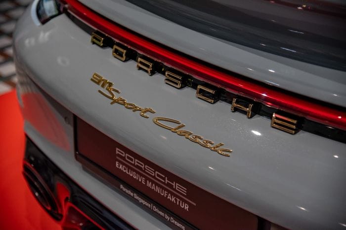  Để lăn bánh trên đường phố Singapore, chủ nhân của chiếc xe phải bỏ ra hơn 1,5 triệu dollar Singapore (khoảng 1,1 triệu USD). Tại Việt Nam, Porsche 911 Sport Classic có giá khởi điểm lên đến 19,22 tỷ đồng. 