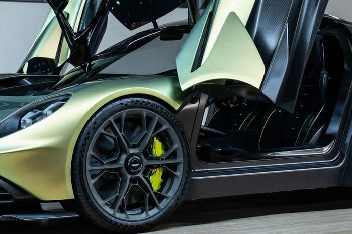 Chiếc xe kết hợp chức năng khí động học thuần túy từ thương hiệu cạnh tranh trong Công thức 1 có hình thức đẹp, tỷ lệ ấn tượng và chi tiết mẫu mực vốn đã nổi tiếng của Aston Martin”, Giám đốc Sáng tạo của Aston Martin nói.