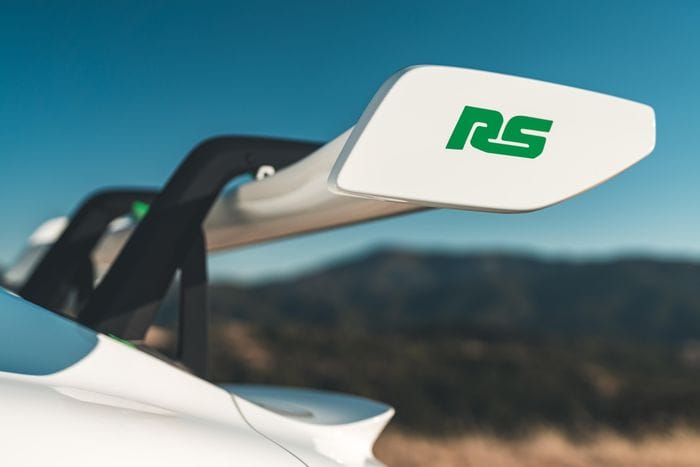  Logo RS trên nền trắng tại cánh gió giờ đã được thay bằng logo RS màu xanh Python Green trên nền màu đen đi cùng quốc kỳ Mỹ. 